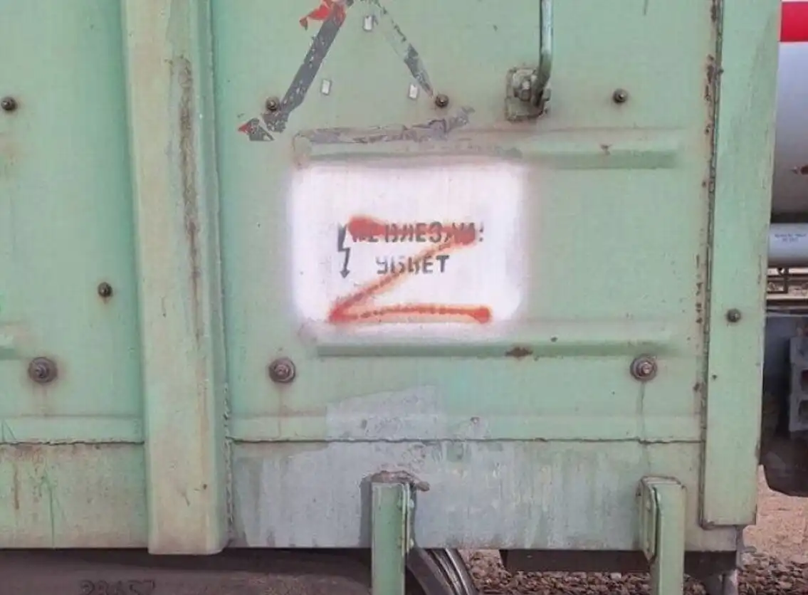 Литовцы рисуют на товарных вагонах знак Z, чтобы они не доехали до России Литовцы рисуют на товарных вагонах знак Z, чтобы они не доехали до России