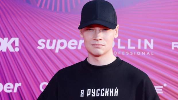 SHAMAN помыл полы на сцене прямо во время выступления: зачем артист это сделал SHAMAN помыл полы на сцене прямо во время выступления: зачем артист это сделал