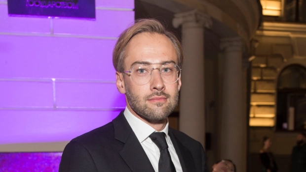 Дмитрий Шепелев развлекается без жены в компании красивой блондинки: устал от отцовства? Дмитрий Шепелев развлекается без жены в компании красивой блондинки: устал от отцовства?
