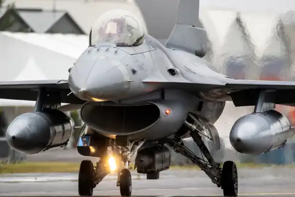 Пощечина Зеленскому. Украина получила первые истребители F 16: Россия придумала способ их легко уничтожать Пощечина Зеленскому. Украина получила первые истребители F 16: Россия придумала способ их легко уничтожать
