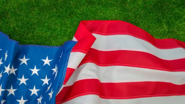 На Олимпиаде флаг США упал на землю под гимн России. Зрители смеялись и аплодировали На Олимпиаде флаг США упал на землю под гимн России. Зрители смеялись и аплодировали