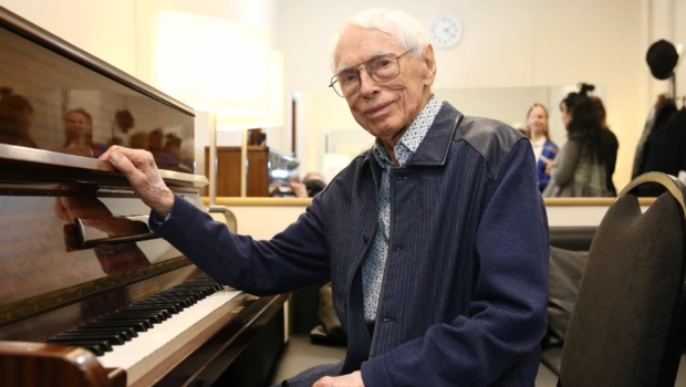 98-летний Александр Зацепин – об отношениях с 38-летней избранницей: «Без Музы я как без рук» 98-летний Александр Зацепин – об отношениях с 38-летней избранницей: «Без Музы я как без рук»