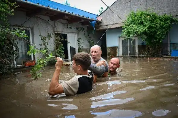 Господь точно всё видит. И ничего не прощает: Европу накрыло. На неё обрушился катастрофический шторм «Борис». Десятки погибли, тысячи эвакуированы Господь точно всё видит. И ничего не прощает: Европу накрыло. На неё обрушился катастрофический шторм «Борис». Десятки погибли, тысячи эвакуированы