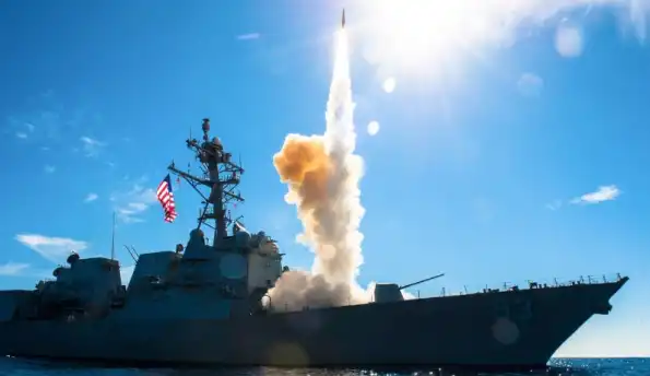 Хуситы устроили эсминцам США самую массированную атаку этого года. Как американцы опять пытались зайти в Красное море и что из этого вышло?