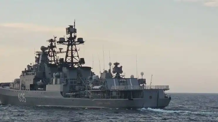 Ларс, там русские. Может ну их, и мимо поплывём? Ларс, ну пожалуйста Ларс, там русские. Может ну их, и мимо поплывём? Ларс, ну пожалуйста