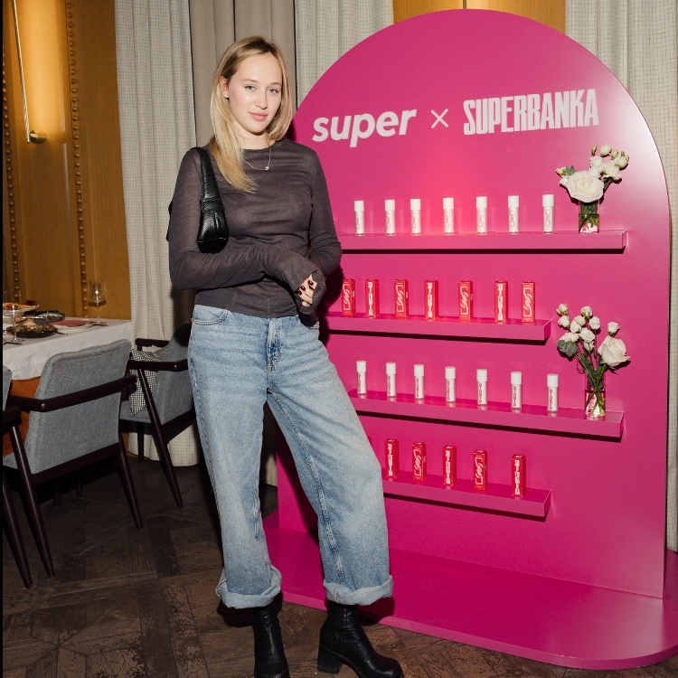 Super устроил вечеринку в честь коллаборации с бьюти-брендом Superbanka Super устроил вечеринку в честь коллаборации с бьюти-брендом Superbanka