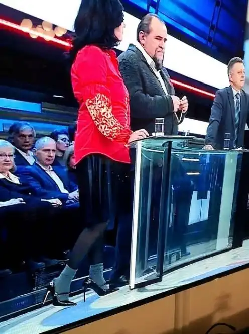 Янина Лазаревна помахала нам ручкой. Хотя, нет это мы помахали ей ручкой Янина Лазаревна помахала нам ручкой. Хотя, нет это мы помахали ей ручкой