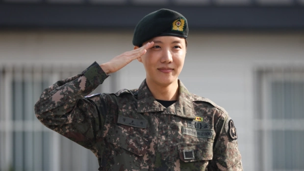 Участник BTS J-Hope вернулся из армии и встретился с Джином Участник BTS J-Hope вернулся из армии и встретился с Джином