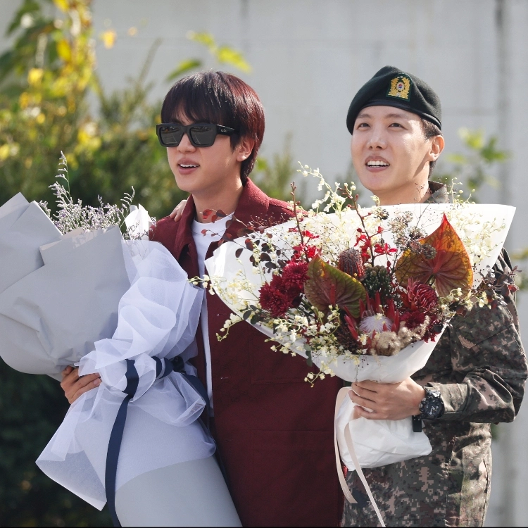 Участник BTS J-Hope вернулся из армии и встретился с Джином Участник BTS J-Hope вернулся из армии и встретился с Джином