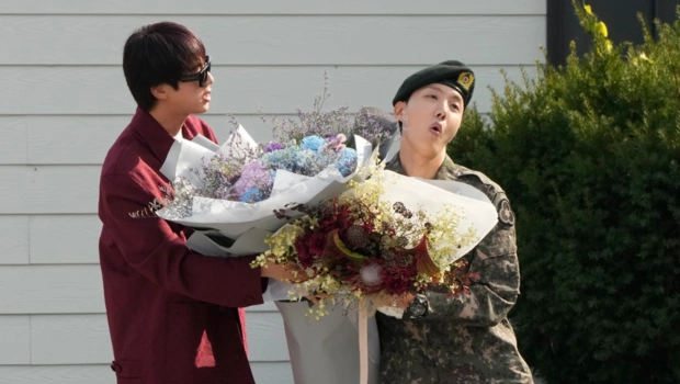 Джин из BTS подшутил над J-Hope Джин из BTS подшутил над J-Hope