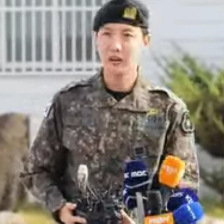 Джин из BTS подшутил над J-Hope Джин из BTS подшутил над J-Hope