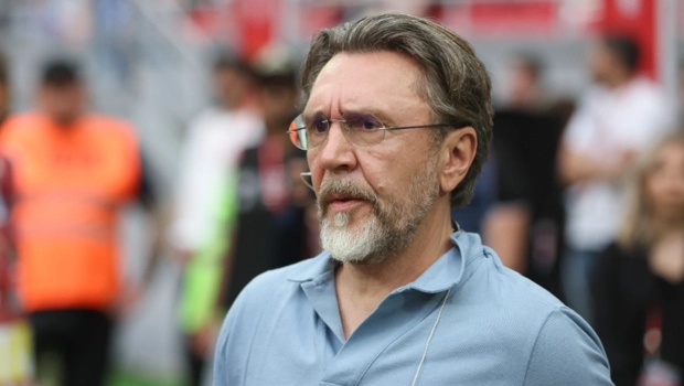 Сергей Шнуров официально развелся с четвертой женой Сергей Шнуров официально развелся с четвертой женой