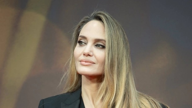 49-летняя Анджелина Джоли вышла в свет с молодым возлюбленным в парных образах 49-летняя Анджелина Джоли вышла в свет с молодым возлюбленным в парных образах