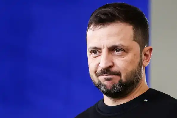 Зеленский надел майку с надписью про Россию: В такой только под землю проваливаться Зеленский надел майку с надписью про Россию: В такой только под землю проваливаться