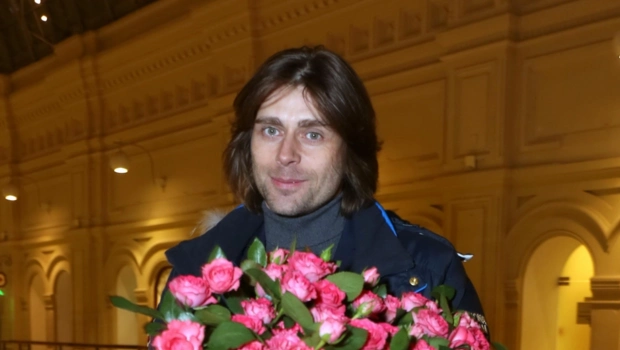 Вдовец Анастасии Заворотнюк впервые после похорон вышел на лед Вдовец Анастасии Заворотнюк впервые после похорон вышел на лед