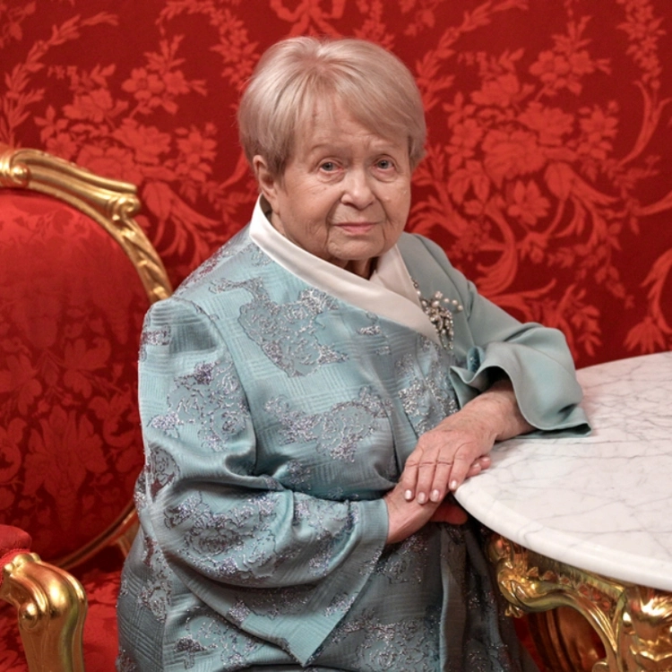 95-летняя Александра Пахмутова поразила зрителей на юбилейном вечере 95-летняя Александра Пахмутова поразила зрителей на юбилейном вечере