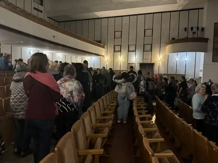 «Пошли вон отседова!»: питерские сеансы Кашпировского обернулись скандалом «Пошли вон отседова!»: питерские сеансы Кашпировского обернулись скандалом