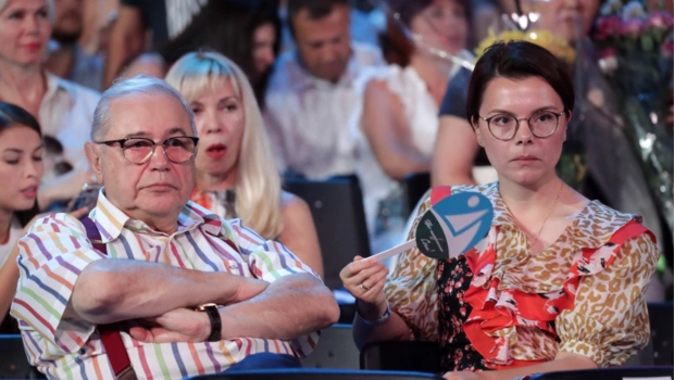 79-летний Евгений Петросян боится не успеть воспитать детей: «Задача — выжить» 79-летний Евгений Петросян боится не успеть воспитать детей: «Задача — выжить»