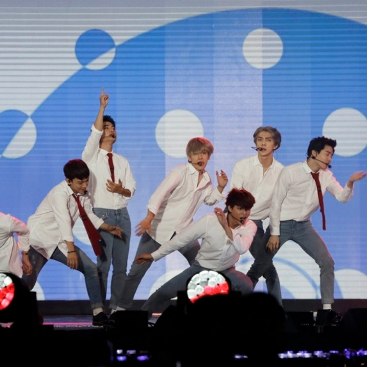 Лучшие новогодние каверы k-pop групп Лучшие новогодние каверы k-pop групп