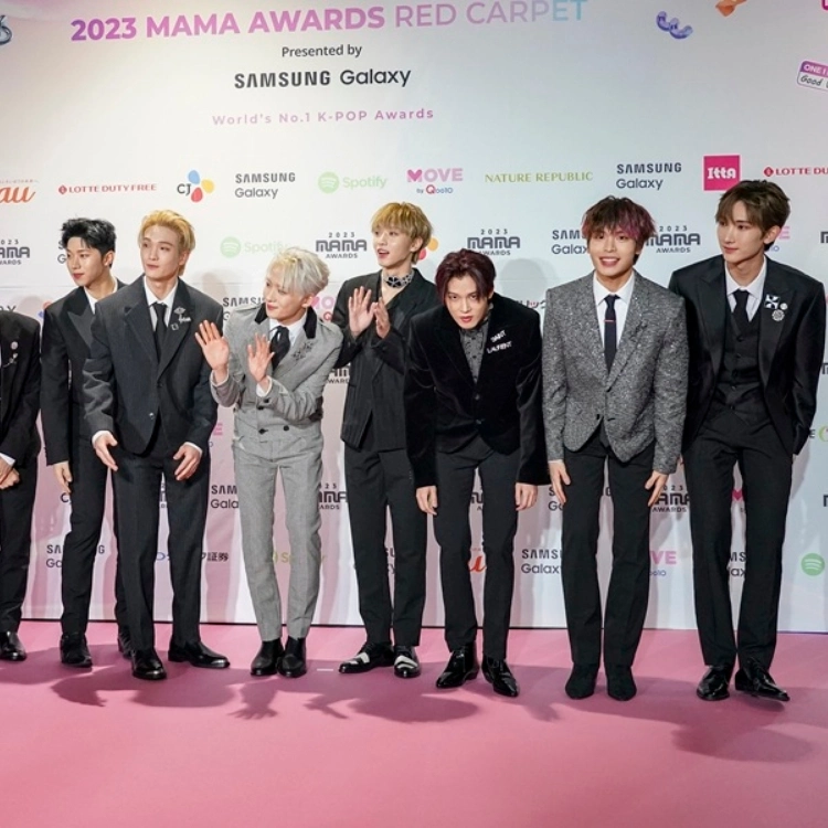 Лучшие новогодние каверы k-pop групп Лучшие новогодние каверы k-pop групп