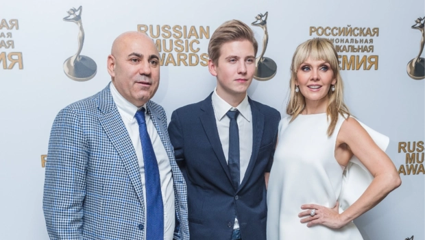 Беременную невестку Валерии раскритиковали за фотосессию с обнаженным животом Беременную невестку Валерии раскритиковали за фотосессию с обнаженным животом