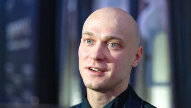 Редкий выход: Юра Борисов в бархатном фраке появился на премьере фильма с женой Редкий выход: Юра Борисов в бархатном фраке появился на премьере фильма с женой