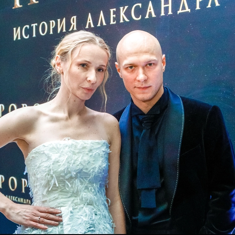 Редкий выход: Юра Борисов в бархатном фраке появился на премьере фильма с женой Редкий выход: Юра Борисов в бархатном фраке появился на премьере фильма с женой