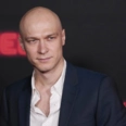 Редкий выход: Юра Борисов в бархатном фраке появился на премьере фильма с женой Редкий выход: Юра Борисов в бархатном фраке появился на премьере фильма с женой