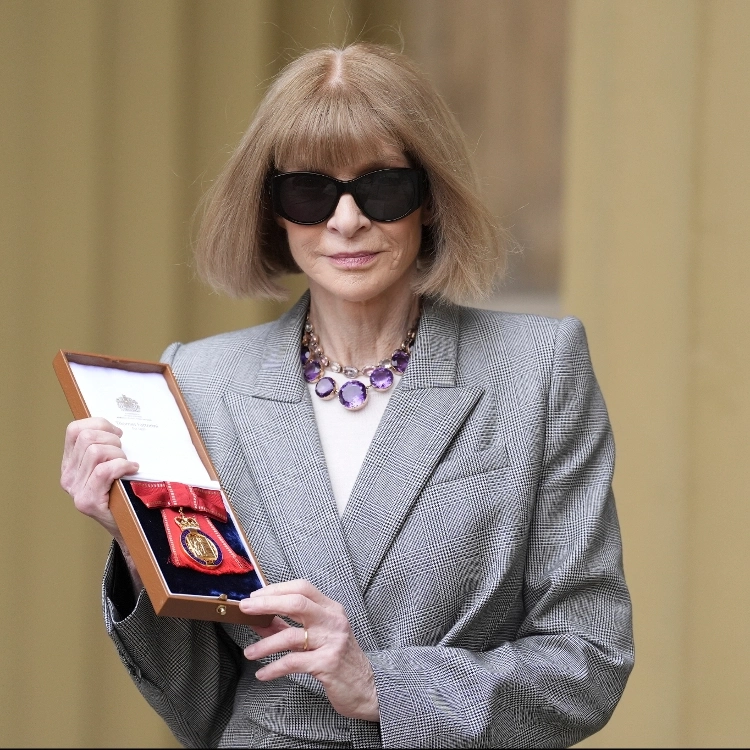 Король Чарльз III наградил главреда Vogue Анну Винтур орденом Кавалеров Почета Король Чарльз III наградил главреда Vogue Анну Винтур орденом Кавалеров Почета