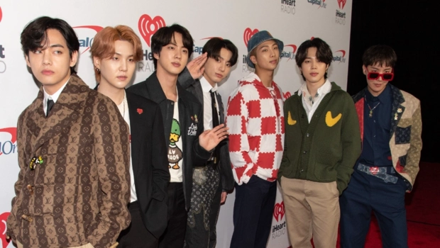 Самый красивый солист BTS сделал подарок дочери стилиста Самый красивый солист BTS сделал подарок дочери стилиста