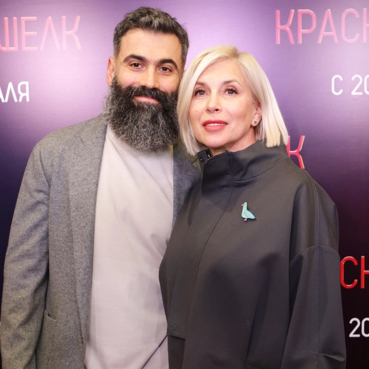 62-летняя Алена Свиридова вышла в свет вместе с молодым возлюбленным 62-летняя Алена Свиридова вышла в свет вместе с молодым возлюбленным