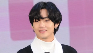 Ви из BTS похвастался повышением, рассказал о травме и раскрыл свой вес Ви из BTS похвастался повышением, рассказал о травме и раскрыл свой вес