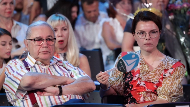 Молодая жена Евгения Петросяна пригрозила судом стилисту: «Терпеть не хочется!» Молодая жена Евгения Петросяна пригрозила судом стилисту: «Терпеть не хочется!»