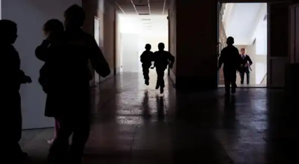 Мать мальчика, ударившего ради видео «с прыжка» одноклассницу, поплатилась за его действия Мать мальчика, ударившего ради видео «с прыжка» одноклассницу, поплатилась за его действия