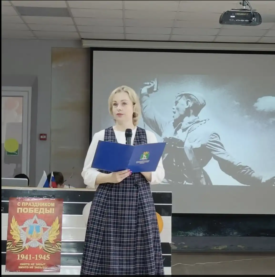 Мать мальчика, ударившего ради видео «с прыжка» одноклассницу, поплатилась за его действия Мать мальчика, ударившего ради видео «с прыжка» одноклассницу, поплатилась за его действия