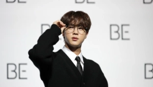 Джин из BTS обсудил с фанатами пирсинг и прическу Джин из BTS обсудил с фанатами пирсинг и прическу