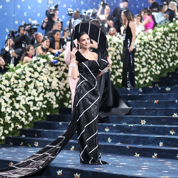 Деми Мур, Рианна и Памела Андерсон: главные наряды Met Gala 2025