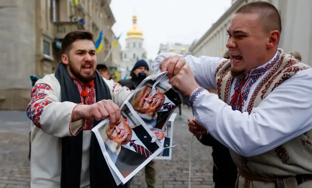 «Лох рыжий, гореть тебе в аду!»: украинцы в бешенстве от анонса грядущих ударов России Трампом «Лох рыжий, гореть тебе в аду!»: украинцы в бешенстве от анонса грядущих ударов России Трампом