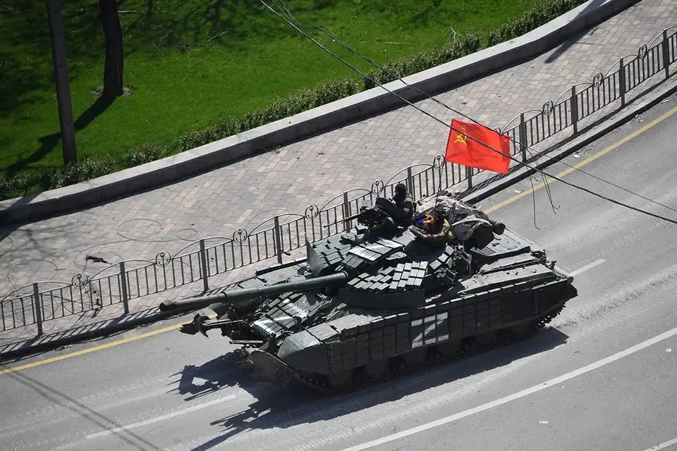 Российские танкисты едут по Днепропетровщине, украинские родители пишут в Россию с просьбой забрать их бойцов в плен Российские танкисты едут по Днепропетровщине, украинские родители пишут в Россию с просьбой забрать их бойцов в плен