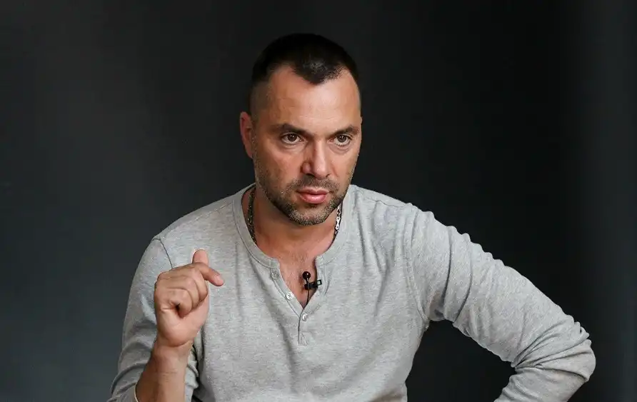 «С вами стыдно рядом стоять»: Арестович* разбушевался и назвал украинцев «фуфлом» «С вами стыдно рядом стоять»: Арестович* разбушевался и назвал украинцев «фуфлом»