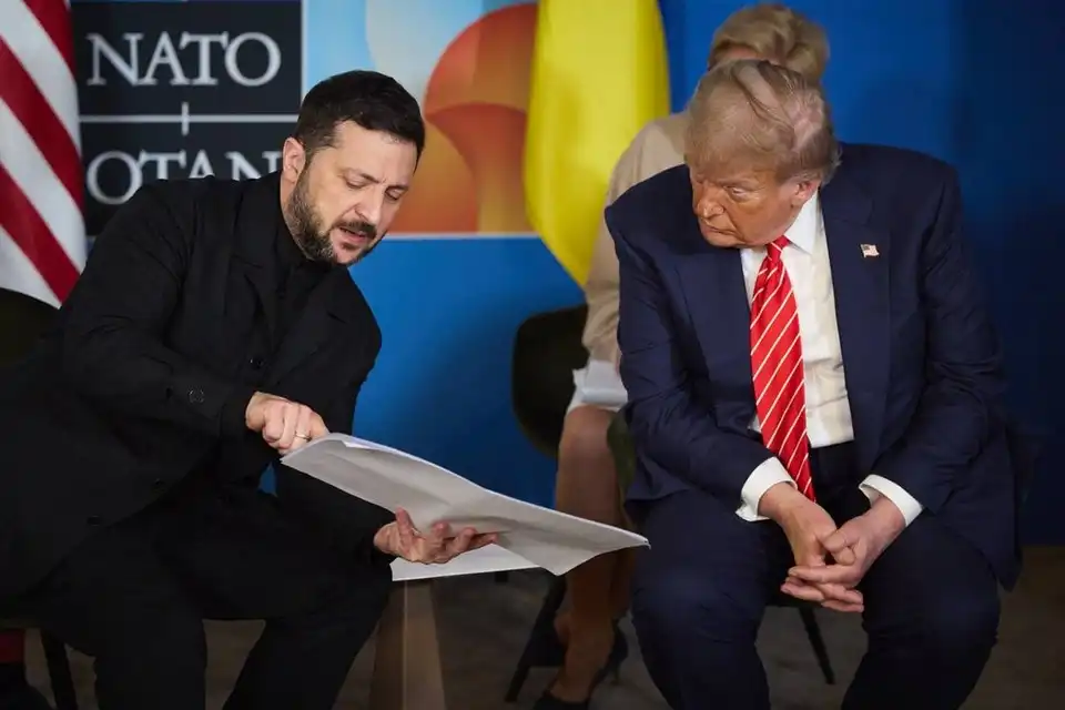 Зеленский показал Трампу помятые бумажки: вот что на них было Зеленский показал Трампу помятые бумажки: вот что на них было